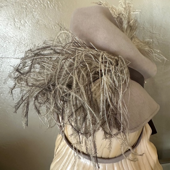 BREATHTAKING 1940s\' TAUPE FELT TILT HAT WITH OSTRICH FEATHERS main image 14